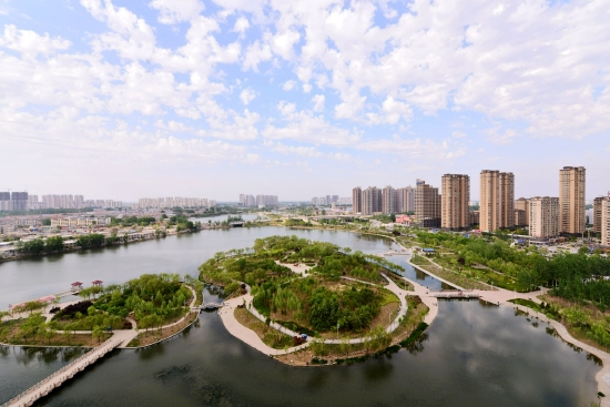 （菏澤市趙王河公園。圖片來源：菏澤市攝影家協(xié)會《春天的趙王河》）